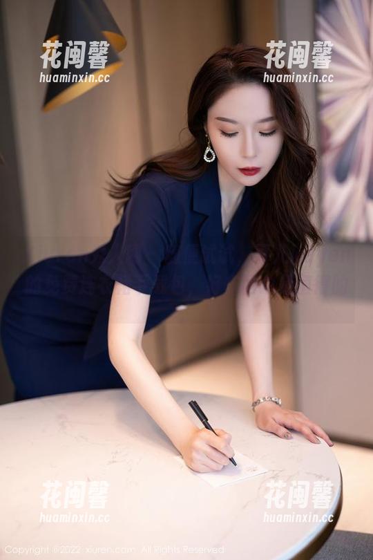 Xiuren秀人网 - 随便试试，可儿kayen的免费连衣裙下载包，好东西总是值得的。