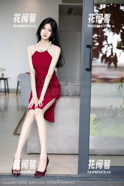 Xiuren秀人网 - 小薯条nienie和她的连衣裙，图片里藏着的不仅是色彩，还有点小任性！资源自然随手可得。