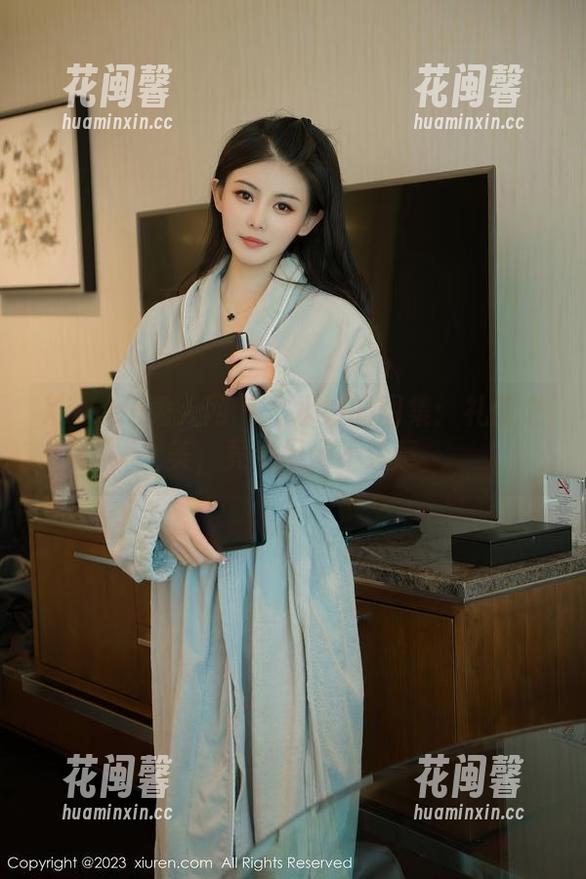 Xiuren秀人网-水水姐 Xiuren秀人网 - 水水姐的图集:礼服之美,竟然闲闲不经意