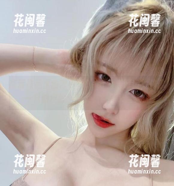 高清作品里的啾小妍Deer金发芭比，仿佛一只俏皮的小精灵，意外又迷人！