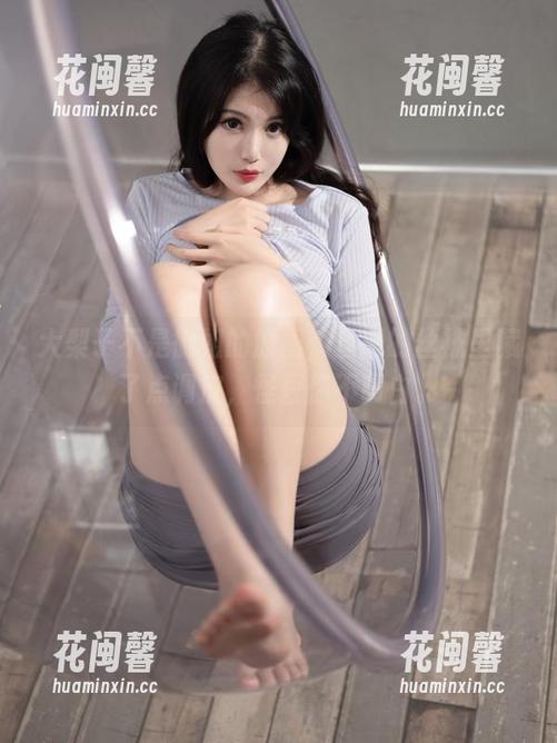 大梨子不是御姐的原图，丝滑的丝袜里藏了点调皮，怪豆你不明白。