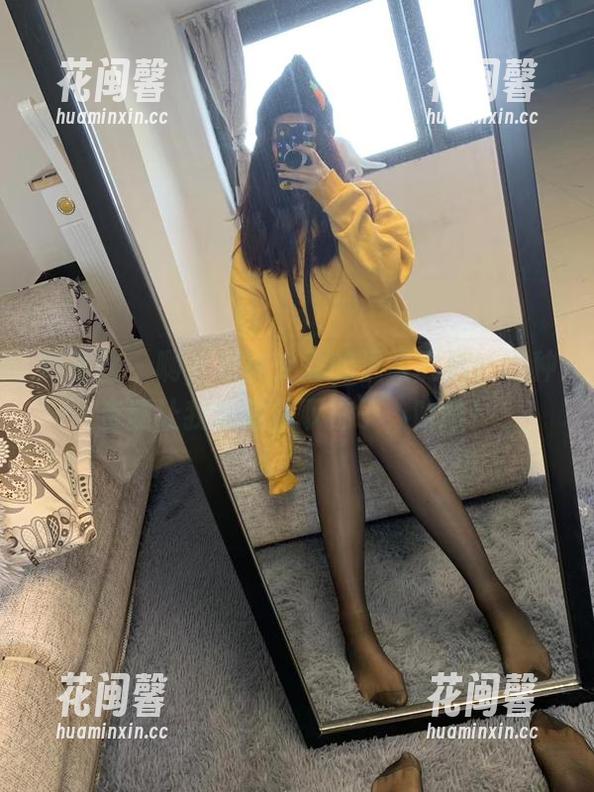 提袜少女 微密圈 - 啊,提袜少女的温柔私拍!这种资源让我也想提下袜子,哈哈!