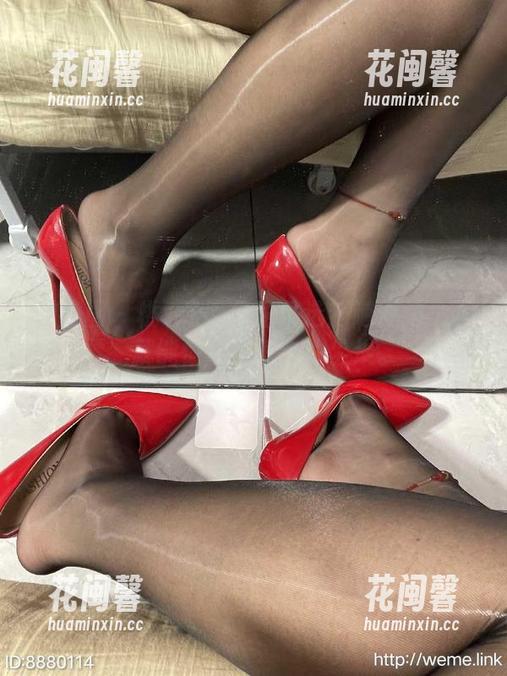 桃沢樱呀 微密圈 - 桃沢樱呀红裙精选:随便抖一下,就能惊动空气中的尘埃。