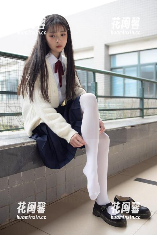 森萝财团 在森萝财团私拍K格子裙中,看见了大自然的表演,图片像是在低语:放松,别太认真!