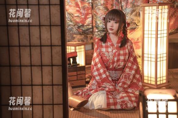 爆机少女喵小吉的写真：草地上的愉快与小囧事
