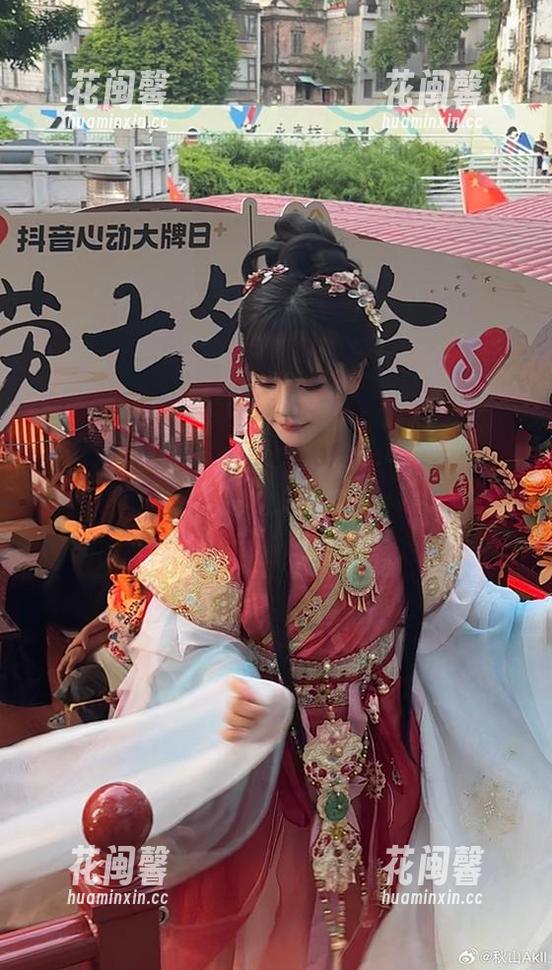 秋山AkI 秋山AkI的mirror彩云免费合集,收录了“带着你的仰望冲刺云际”这一绝招!