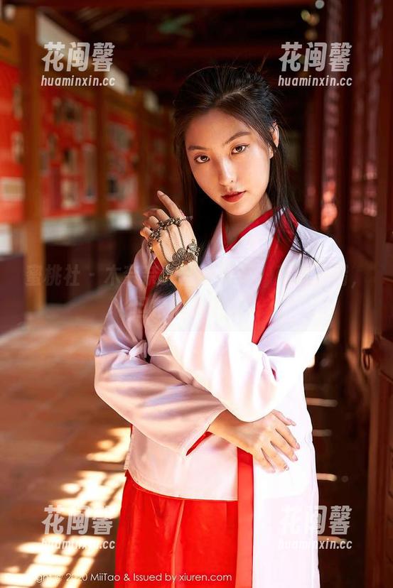 蜜桃社-木奈奈 蜜桃社 - 木奈奈的丝袜写真,颜色不错,但它们在干嘛?