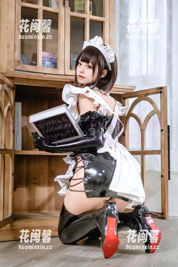 蜜汁猫裘 连体衣里的优雅:“蜜汁猫裘”定制图集,我手里的草稿纸越写越多。