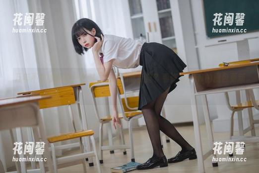 许岚LAN 万年不变的制服什么时候也能如此新鲜?看许岚LAN的图包更新!
