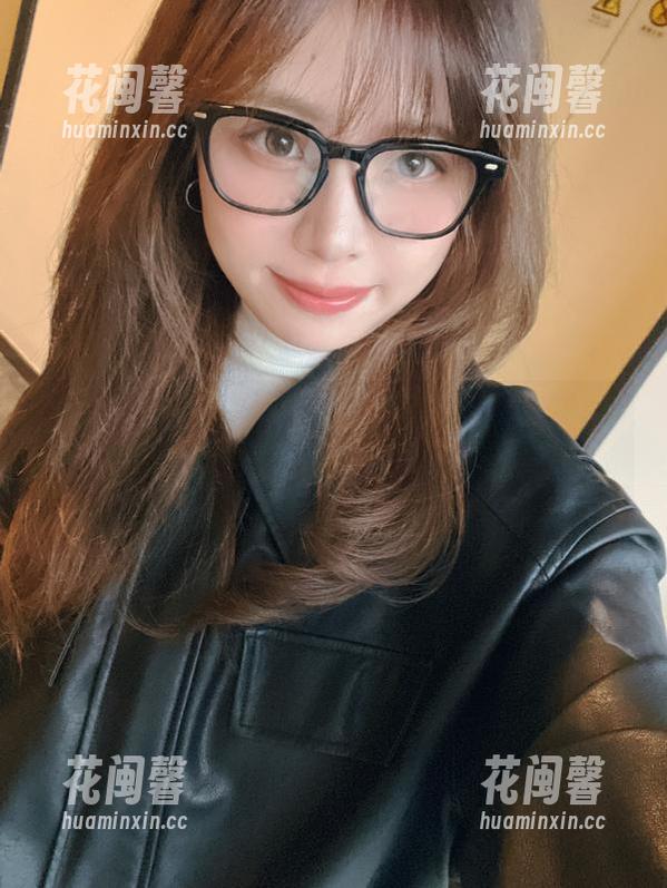 闪月半 再来一张闪月半的裸足,搞不好她要隔空调戏哪个古灵精怪的角色?