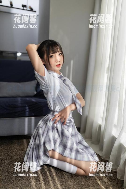 存在感爆表的面饼仙儿，短校服胶带完美cos列队登场。